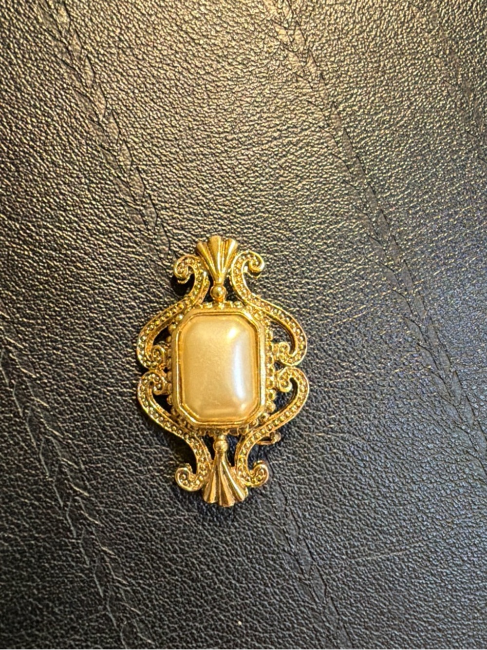 Vintage-Inspired Gold Filigree Brooch with Cream Cabochon